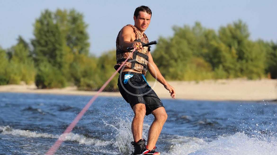 Wakesurfing